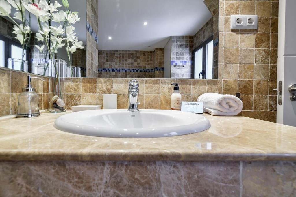 Big Stylish And Modern Apartment In Madrid Centre Экстерьер фото